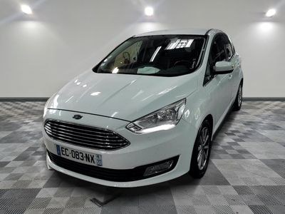 la voiture blanche est garée sur un sol en damier dans le garage