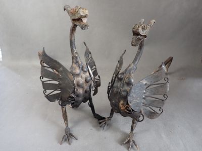 Paire de chenets en fer forgé à décor de dragons, 37 x 58cm