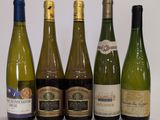 plusieurs bouteilles de vin sont alignées sur une table