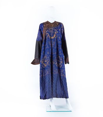 CHINE - Fin XIXe siècle Robe jifu En soie bleue brodée aux f…