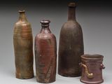 trois vases sont posés les uns à côté des autres sur une surface grise