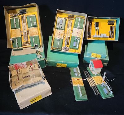 la boîte contient de nombreux types de trains miniatures différents