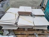 une pile de carreaux blancs posée sur une palette
