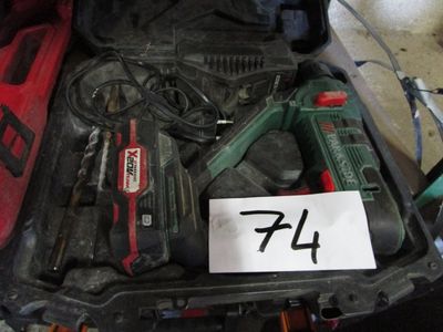 une boîte contenant des outils et sur laquelle est apposée une étiquette de prix