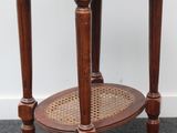 une petite table sur laquelle est posé un panier