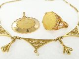Ensemble composé d'un collier et de boucles d'oreilles plaqués or, ainsi que d'une bague plaquée or