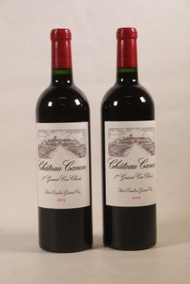 deux bouteilles de vin posées l'une à côté de l'autre sur une table