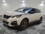la voiture blanche est garée sur le sol à carreaux d'une pièce