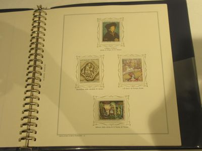 la photo d'un livre avec des timbres