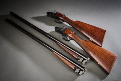 trois types d'armes à feu différents posés sur une surface blanche
