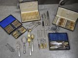 plusieurs types d'argenterie dans un coffret