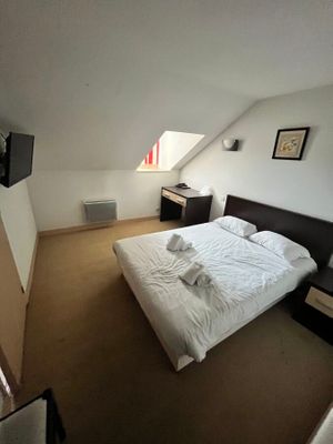 une chambre avec un lit et un bureau
