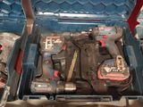 une boîte à outils bleue avec des outils à l'intérieur