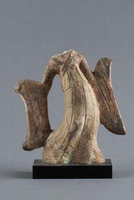 une photo d'une sculpture représentant un poisson posée sur un socle en bois