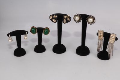 un lot de cinq paires de boucles d'oreilles et de clous d'oreilles
