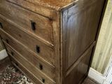 une commode en bois surmontée d'un miroir