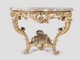 une console ancienne dotée d'un plateau en marbre et de sculptures ouvragées