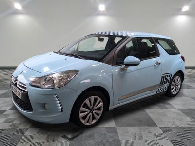 une photo d'une voiture Citroën bleue garée dans un garage