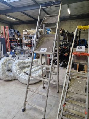 une échelle appuyée contre un mur dans un garage