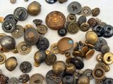 un grand nombre de boutons sur une table