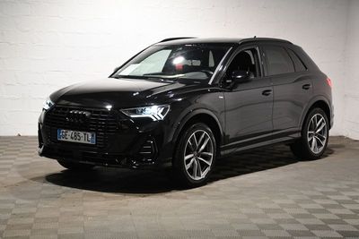 une photo d'un 4x4 noir garé dans un garage