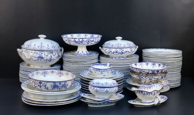 beaucoup d'assiettes et de bols sur la table