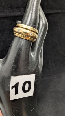 Quelqu'un tient une bouteille sur laquelle figurent un numéro et un anneau.