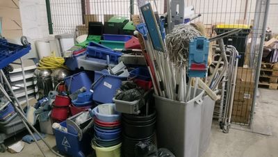 un tas d'objets divers dans un entrepôt