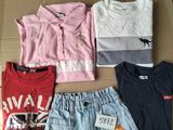 une boîte en carton sur laquelle sont disposés divers vêtements