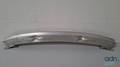 un gros plan d'un objet métallique sur un mur blanc