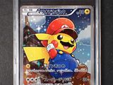 gros plan d'une carte à collectionner pokemon sur une table