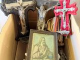 une boîte contenant une croix, un cadre photo, un crâne et d'autres objets