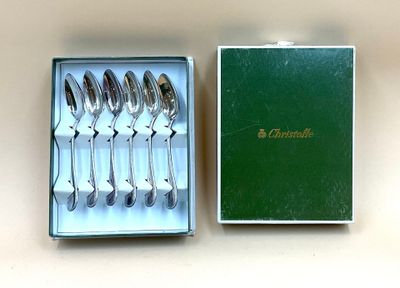 six cuillères dans une boîte verte