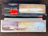 deux boîtes contenant chacune une maquette d'avion