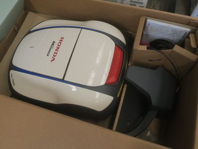 une boîte contenant un robot et une souris