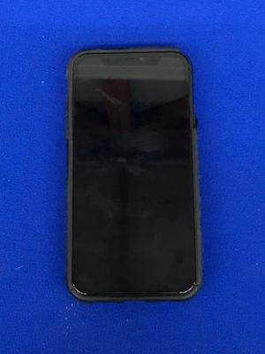 un téléphone portable posé sur une surface bleue