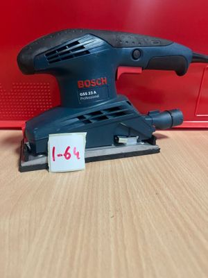 une ponceuse orbitale Bosch posée sur une table, avec son étiquette de prix