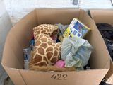 une boîte en carton contenant une peluche en forme de girafe