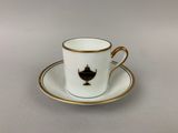 une image représentant une tasse et une soucoupe posées sur une soucoupe