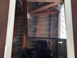 une photo du reflet d'une personne dans un miroir