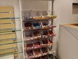 une vitrine remplie de bonbons