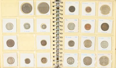 un livre dans lequel se trouve un tas de pièces de monnaie