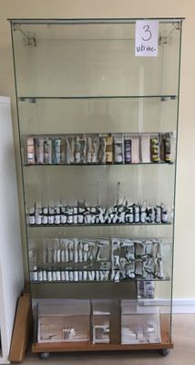 une vitrine en verre contenant de nombreux objets