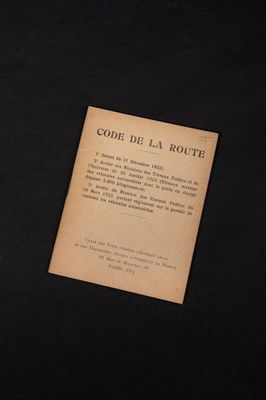 une feuille de papier posée sur une table, sur fond noir