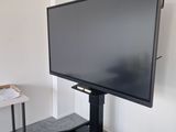 un téléviseur à écran plat posé sur un support dans une pièce
