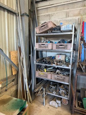 une pièce avec une étagère remplie d'outils et d'autres objets