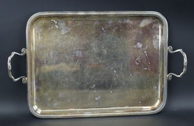plateau de service plaqué argent avec poignées, sur fond noir