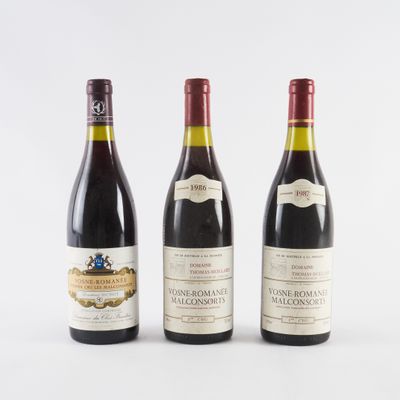 trois bouteilles de vin sont posées côte à côte sur une surface blanche