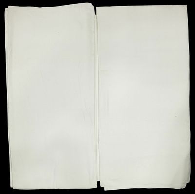 un livre ouvert dont les pages blanches se détachent sur un fond noir