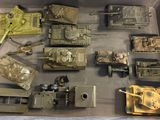 une boîte remplie de véhicules militaires miniatures et d'autres objets
